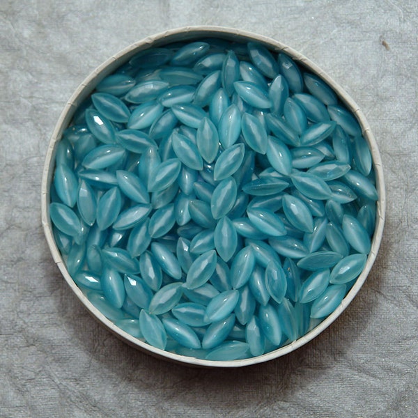 Navettes vintage en pierre de lune en verre Aqua Turquoise en 10x5mm - Rare et beau verre opaque - 12pc