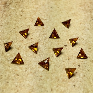 希少な 4 mm トパーズ クリスタル スワロフスキー トライアングル ラインストーン 1st 品質 マシンカット 12 個 極小品 112 1940 年代 非常に希少な廃盤エポキシ粘土