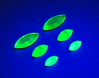 6 Stück - 3 Größen SELTEN Vintage Uran Glas Edelstein Strass Navettes marquis leuchtet in schwarzlicht Peridot grün 15x7 10x5 8x4 Vaseline Glas