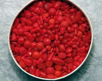 Über 100 Vintage Opakglas Strass Lot - Verschiedene Formen und Größen in Kirschrot