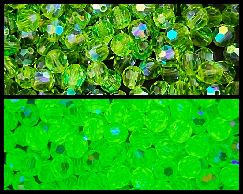 Puede incluir: Primer plano de dos secciones de cuentas verdes. La secci&oacute;n superior presenta cuentas facetadas y transl&uacute;cidas con reflejos iridiscentes. La secci&oacute;n inferior muestra las mismas cuentas, pero brillan en un verde ne&oacute;n brillante. Las cuentas est&aacute;n dispersas.