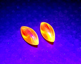 Navetas de vidrio de cadmio (2) en naranja 15 x 7 mm - vidrio ámbar reactivo UV vintage en forma de marqués color topacio RARAS gemas de luz negra brillante