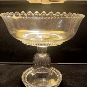 Compotera de pedestal de vidrio prensado estadounidense antiguo, 7 3/4" × 8 1/4", de la década de 1880 a 1910.