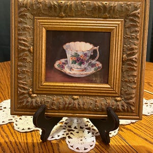 Theekop en schotel van Barbara Mock in antieke houten lijst van 9,5 x 10 inch