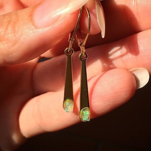 Opaaloorbellen, hanger opaaloorbellen, opaaloorbellen, sierlijke minimale opaalsieraden, ruwe edelsteen, geboortesteen oktober, Ethiopische opaal