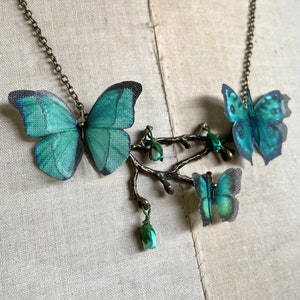 Collana Farfalle, Collana Ramo, Collana Rametto, Farfalla Seta, Farfalla Cotone, Farfalla Stoffa, Collana Fiori, Fiori Carta, Farfalla Verde
