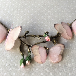 Collana Farfalle, Collana Ramo, Collana Rametto, Farfalla Seta, Farfalla Cotone, Farfalla Stoffa, Collana Fiori, Fiori Carta, Farfalla Rosa