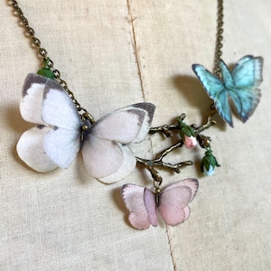 Collana Farfalle, Collana Ramo, Collana Rametto, Farfalla Seta, Farfalla Cotone, Farfalla Stoffa, Collana Fiori, Fiori Carta, Farfalla Rosa