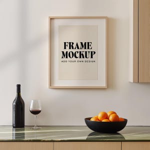 Hochwertiger PSD Rahmen Mockup, moderne minimalistische Wein Bar Szene, zeitgenössischer schwebender Rahmen, DIN A ISO Photoshop Vorlage für Art Display