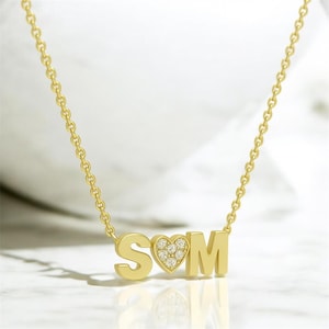 Collar con inicial personalizada y corazón de circonita pavé. Colgante de letra de oro personalizado. Regalo para ella.