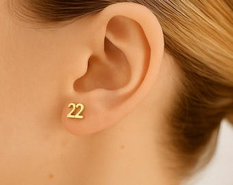 カスタムナンバースタッドピアス：ゴールドメッキシルバーまたはスターリングシルバー