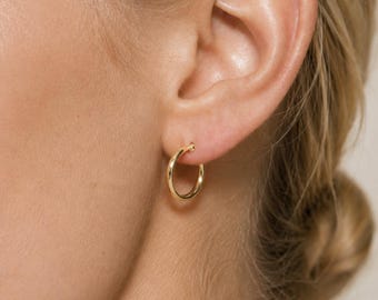 14Kソリッドゴールドフープピアス、本物のゴールドを使用した小ぶりなフープピアス、ミニマルな普段使いのフープピアス、軽量クリックトップハギーピアス