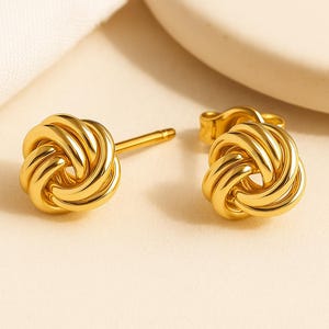 Aretes de botón con nudo de amor dorado • Plata esterlina bañada en oro de 18 quilates • Aretes de nudo cotidianos atemporales • Regalo de joyería clásico para ella
