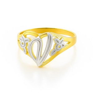 Pode incluir: Um anel dourado com um design em forma de coração e dois pequenos detalhes florais. O centro do coração é prateado. O anel está sobre um fundo branco.