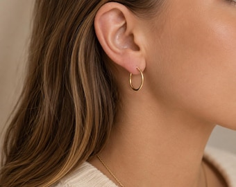 クラシックなフープピアス • スターリングシルバー製フープ • 18Kゴールドメッキまたはシルバー製 • 軽量ミディアムフープ • 普段使いのジュエリー