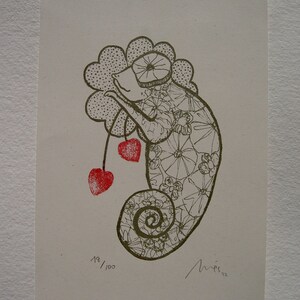 Puede incluir: Una impresi&oacute;n marr&oacute;n y blanca de un camale&oacute;n con un patr&oacute;n floral, sosteniendo un coraz&oacute;n rojo. La impresi&oacute;n est&aacute; numerada 48/100 y firmada "Mies 12".