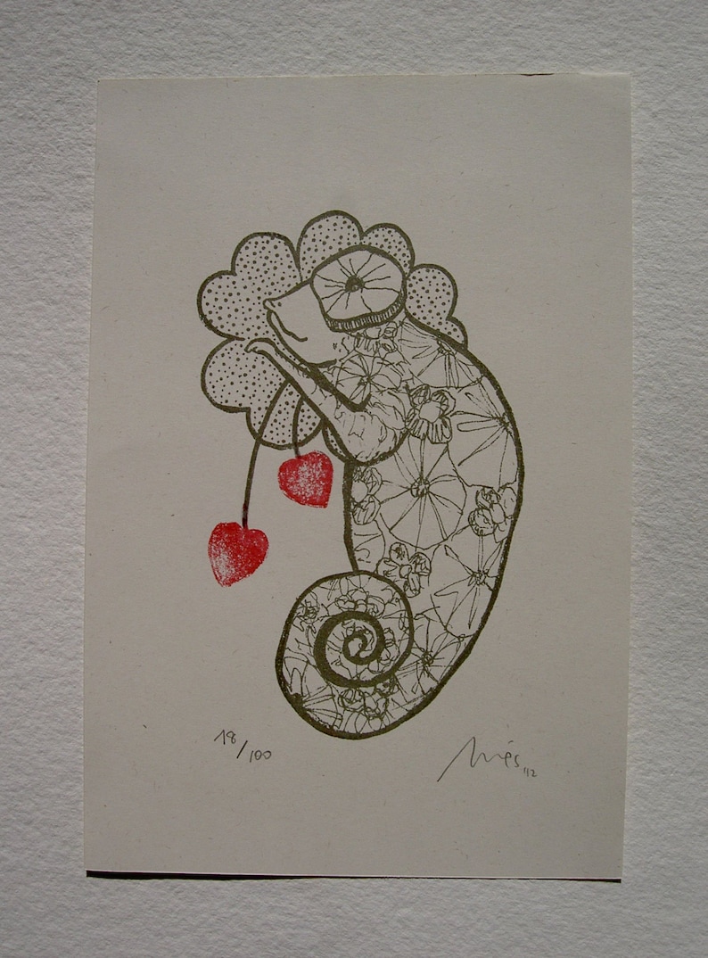 Puede incluir: Una impresi&oacute;n marr&oacute;n y blanca de un camale&oacute;n con un patr&oacute;n floral, sosteniendo un coraz&oacute;n rojo. La impresi&oacute;n est&aacute; numerada 48/100 y firmada "Mies 12".