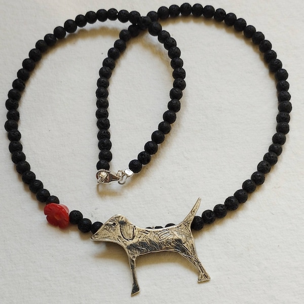 Colgante perrito con piedra volcánica/ Little dog necklace with lava stone