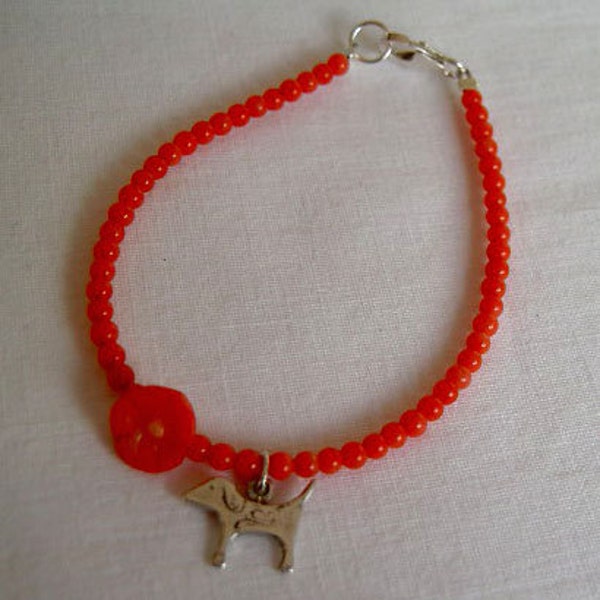 Perrito en pulseras de coral