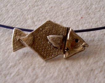 Pez triangulo colgante/ Triangle fish necklace