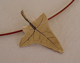 Hoja de enredadera colgante/ Climbing plant leaf necklace