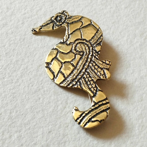 Broche caballito de mar de latón