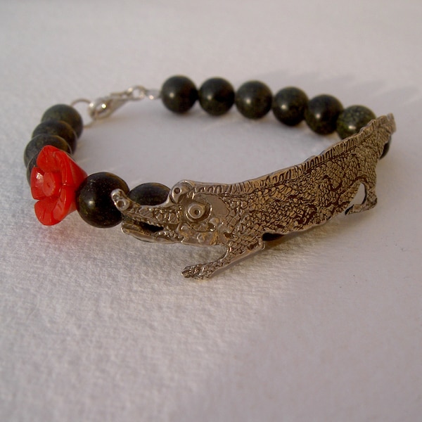 Pulsera cocodrilo con jade serpentina y flor de coral tallado