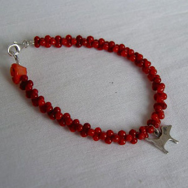 Pulsera perrito con coral rojo / Little dog with red coral bracelet