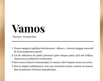 Może przedstawiać: Oprawiony wydruk z napisem "Vamos" pogrubioną czcionką. Wydruk zawiera francuską definicję, szczegółowo opisującą znaczenie terminu i jego zastosowanie w sporcie i padlu. Rama wykonana jest z jasnego drewna.