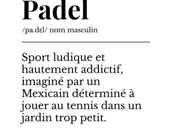 Może przedstawiać: Czarno-biała grafika z pogrubionym słowem "Padel". Poniżej tekst opisuje Padel jako zabawną i wciągającą dyscyplinę sportu, wymyśloną przez Meksykanina, który chciał grać w tenisa w małym ogrodzie.