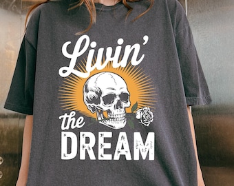 Maglietta comfort "Livin' The Dream", maglietta con teschio retrò usurato, maglietta oversize retrò grunge, regalo grunge indie alla moda, maglietta con grafica boho