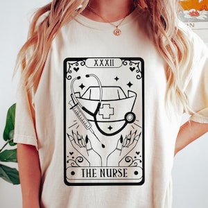 Retro Komfort Die Krankenschwester Tarot-Karte Shirt, lustiges Krankenschwester-T-Shirt, Krankenschwester-Tarot-Karte Sweatshirt, Krankenschwester-Lebensgeschenk, Krankenschwester-T-Stück