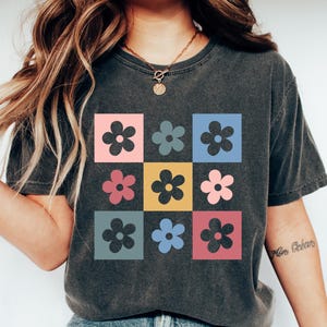 Retro Checkered Flower Shirt, Comfort Summer Checkered Shirt For Women, Flower Lover Gift, Boho Floral Tshirt, Floral Aesthetic Sweatshirt