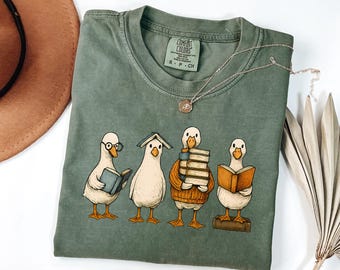 Camiseta de lectura Comfort Colors, camiseta de Silly Goose para profesores, regalo para bibliotecarios, camiseta para amantes de los libros, top de Bookish Goose, ropa de Silly Goose