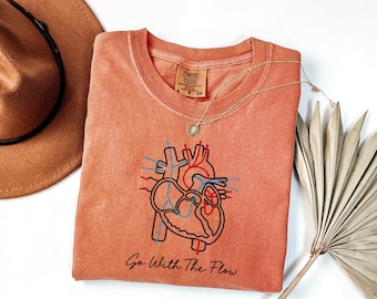 Camiseta "Go With The Flow Heart" de Comfort Colors®, camiseta de enfermera de la UCI cardiovascular, regalo de agradecimiento para enfermeras, camiseta con frases de enfermeras cardíacas, sudadera con mensaje de enfermera técnica