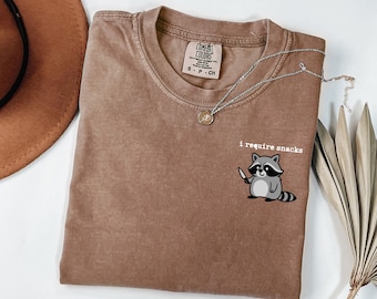 Camiseta Comfort Colors® "Necesito Snacks", divertida camiseta de mapache, regalo para amantes de la comida, sudadera con meme divertido, moderna camiseta de mapache para mujer
