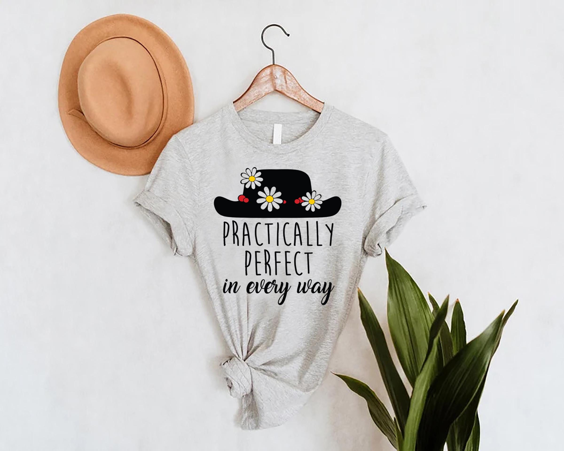 (メリー・ポピンズ) Mary Poppins オフィシャル商品 レディース Practically Perfect In Every Way トレーナー 長袖 トップス Disney Mary Poppins Shirt, Practically Perfect in Every Way