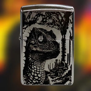 Accendino Zippo antivento autentico Petrodragonic Apocalypse / Re Gizzard e il Mago Lucertola / Inciso al laser / Regali musicali /