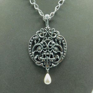 Collar vintage de Avon: colgante grande en tono plateado con perla artificial imagen 2