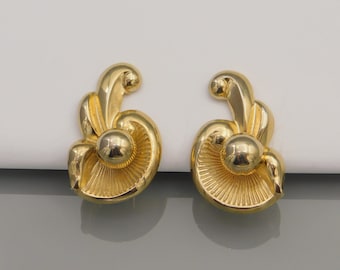 Vintage Forties Earrings, Clip on Coro Earrings, Vintage Earrings. Vintage Coro Jewelry