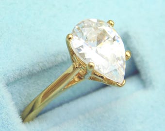 Vintage Tall Solitaire Pear Shaped Stone