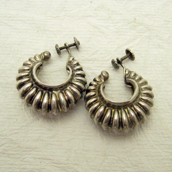 Sterling Shrimp Earrings Screw On Repousse Jewelry - image 2