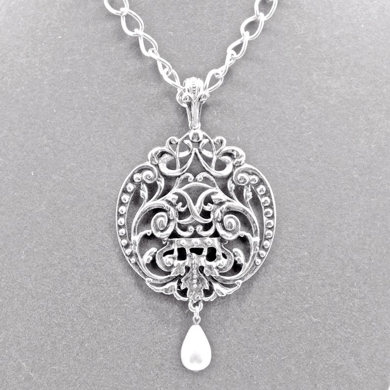 Collar vintage de Avon: colgante grande en tono plateado con perla artificial imagen 3