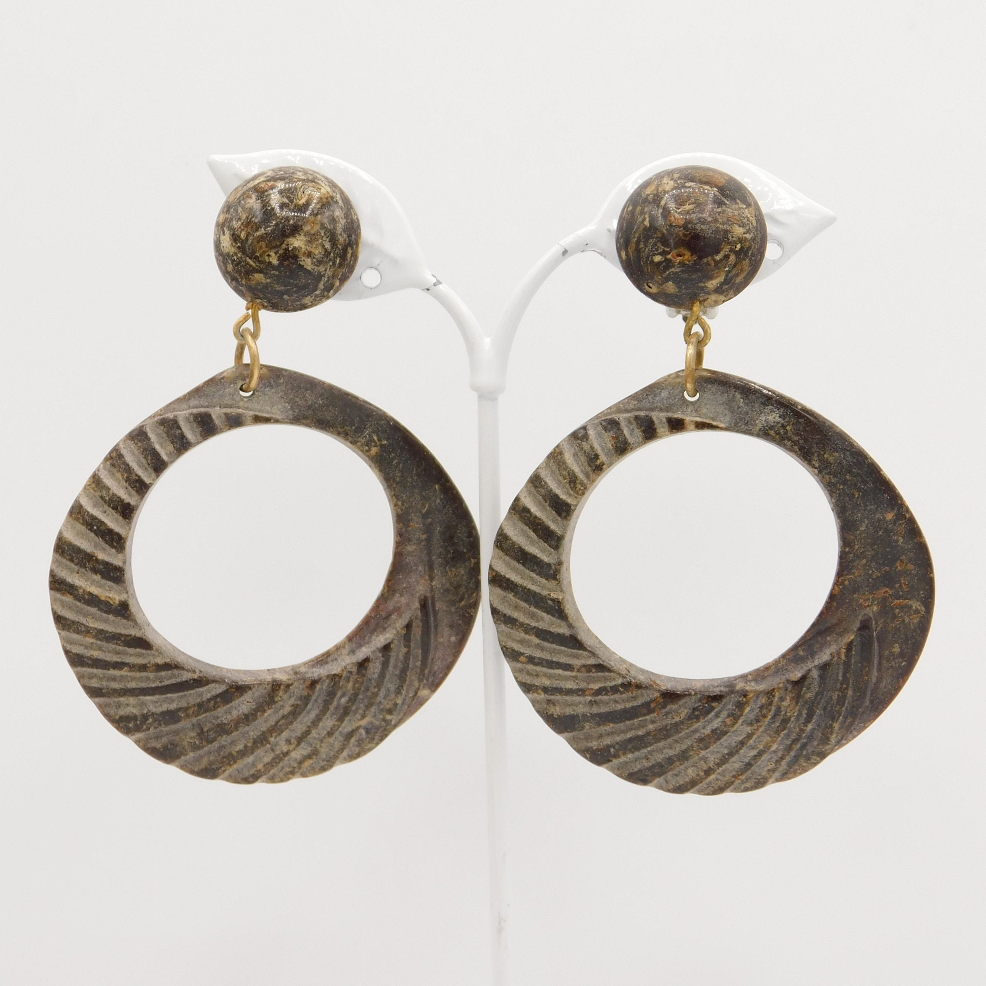Boucles D'oreilles Clips Vintage 1969 En Plastique Marbré - Occasion état Neuf