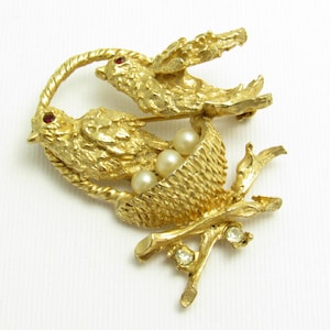 愛らしいヴィンテージの鳥のブローチ。CHR. DIOR © Christianのサイン