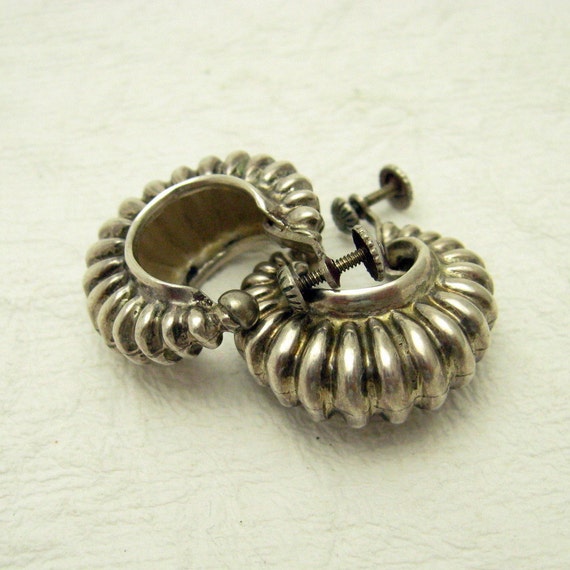 Sterling Shrimp Earrings Screw On Repousse Jewelry - image 4