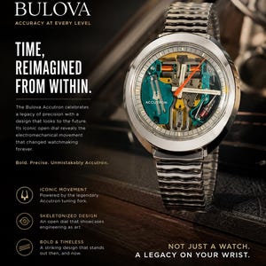 Op de afbeelding: Een zilveren Bulova Accutron horloge met een metalen schakelband en een open wijzerplaat die een ingewikkeld elektromechanisch uurwerk met groenblauwe, gouden en zilveren onderdelen onthult. De tekst luidt: TIME, REIMAGINED FROM WITHIN.