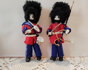 Miniature British Beefeater Vintage Soldiers Set of 2 B1.12