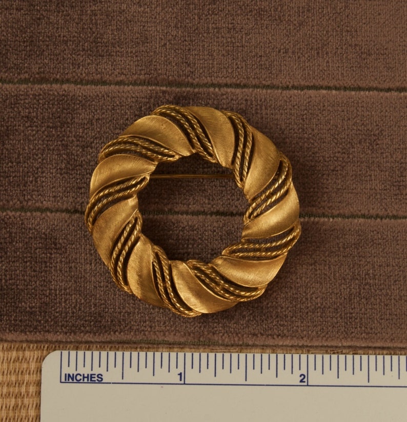 Vintage Trifari Wreath Circle Pin Brooch image 2