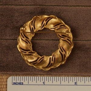 Vintage Trifari Wreath Circle Pin Brooch image 3
